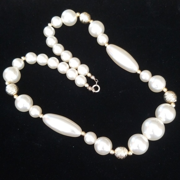 Vintage Faux Pearl and Goldtone Bead Necklace - Picture 2 of 8